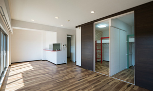 広い専用庭にウッドデッキ新規設置しました♪　ペットと遊ぶ空間としても♪