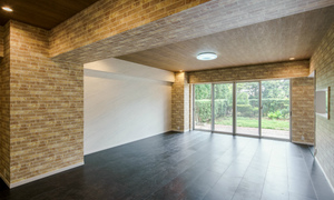 壁紙と床材にこだわったオープンカフェ風リノベ